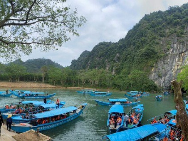 Du lịch - Thuyền nối đuôi, chen chúc chở khách du xuân động Phong Nha
