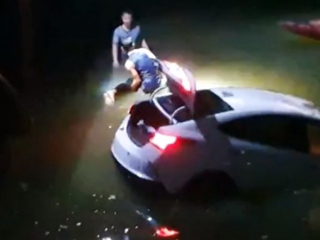 Tin tức trong ngày - Xe ô tô rơi xuống chân cầu, tài xế tử vong