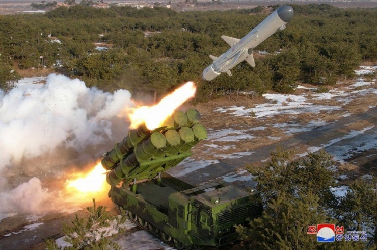 Triều Tiên phóng tên lửa đất đối hải mới dưới sự giám sát của lãnh đạo Triều Tiên Kim Jong-un hôm 14-2. Ảnh: KCNA