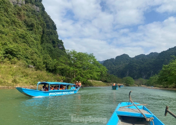 Thuyền nối nhau đi trên sông Son. Mỗi thuyền chỉ chở được tối đa 12 người nên nhiều thời điểm, du khách phải đứng chờ đợi khá lâu mới được lên thuyền. (Ảnh: Thanh Trần).