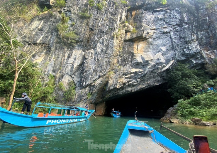 Thuyền nối nhau vào động. Động Phong Nha là hang động thuộc vườn quốc gia Phong Nha – Kẻ Bàng. Cửa động cao khoảng 10m, rộng 25m.