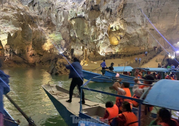 Thuyền nối đuôi, chen chúc chở khách du xuân động Phong Nha - 10