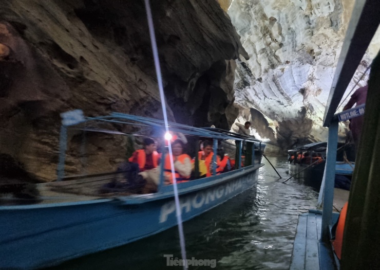 Thuyền nối đuôi, chen chúc chở khách du xuân động Phong Nha - 12