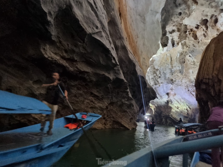 Thuyền chở khách tham quan tấp nập trong động Phong Nha. Động này dài hơn 7.700m, có 14 hang và dòng sông ngầm dài gần 14.000m. Các thạch nhũ trong động trải qua hàng triệu năm kiến tạo từ đá vôi dạng karst, bị nước mưa thẩm thấu, hòa tan và chảy xuống tạo thành những nhũ đá vô cùng lạ mắt như hình sư tử, hình ngai vàng, hình Đức Phật...