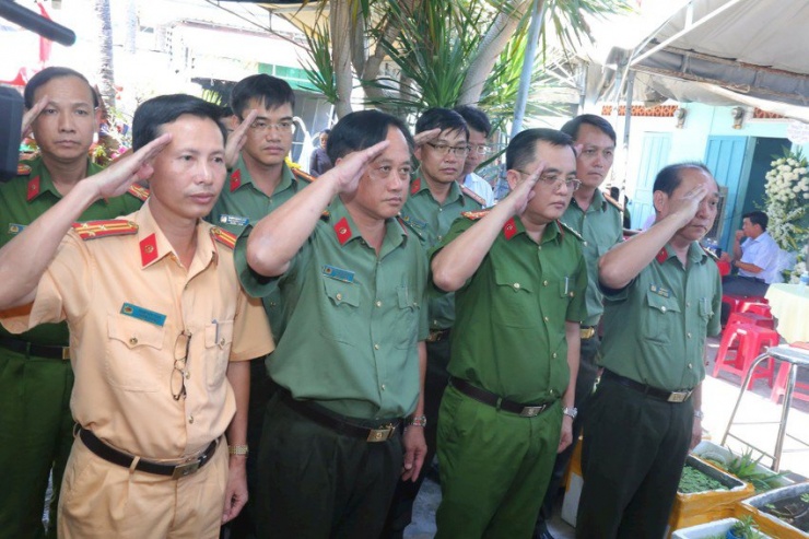 Đoàn công tác Công an Bình Thuận trước di ảnh của người đồng đội đã hy sinh.