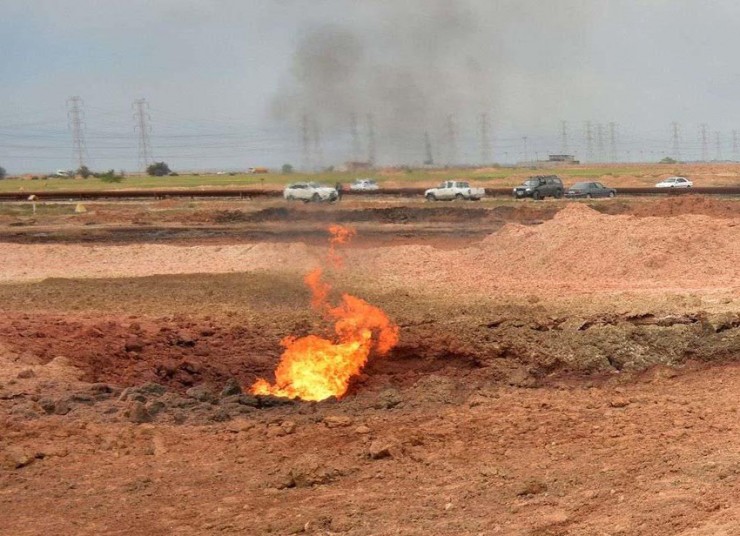 Lửa vẫn cháy âm ỉ tại những chỗ khí đốt bị rò rỉ sau vụ nổ các đường ống dẫn khí ở Iran hôm 14-2. Ảnh: IRAN NEWS