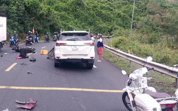 Hiện trường vụ tai nạn giữa&nbsp;ô tô với xe máy trên&nbsp;đường quốc lộ 1A&nbsp;ở xã Hòa Xuân Nam, thị xã&nbsp;Đông Hòa (Phú Yên).
