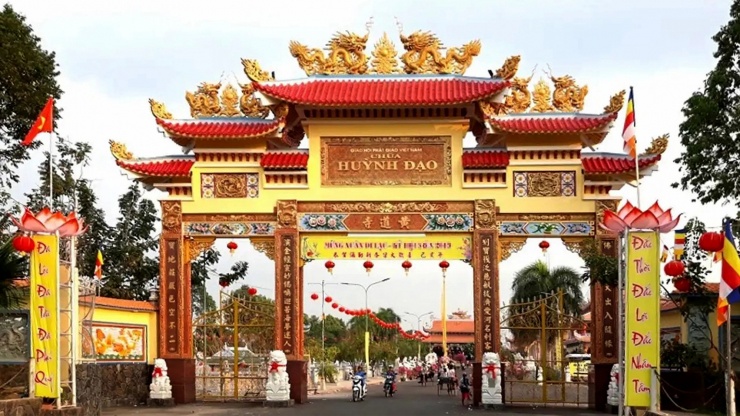 Chùa Huỳnh Đạo là nơi được nhiều du khách và phật tử đến tham quan chiêm bái.