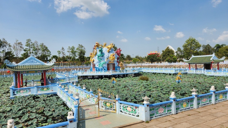 Nét nổi bật của chùa Huỳnh Đạo chính là hồ sen rộng lớn, ngát hương ở giữa sân chùa.