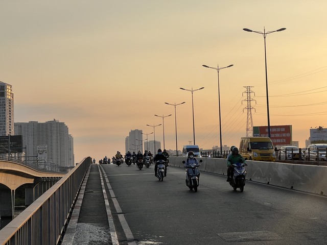 Giao thông trên cầu Sài Gòn trong ngày đi làm đầu tiên sau kỳ nghỉ Tết