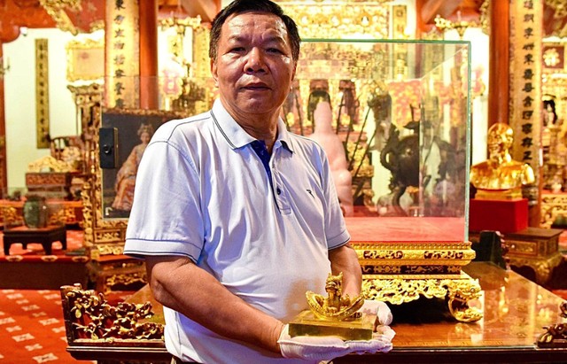 Ông Nguyễn Thế Hồng giới thiệu ấn vàng "Hoàng đế chi bảo" tại Bảo tàng Hoàng gia Nam Hồng
