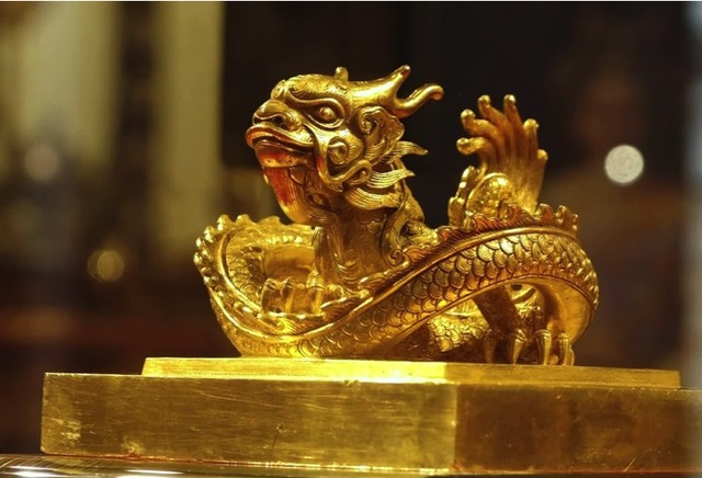 Ấn "Hoàng đế chi bảo" được đúc bằng vàng ròng vào ngày 4 tháng 2 năm Minh Mạng thứ 4, tức ngày 15-3-1823, nặng 10,78 kg