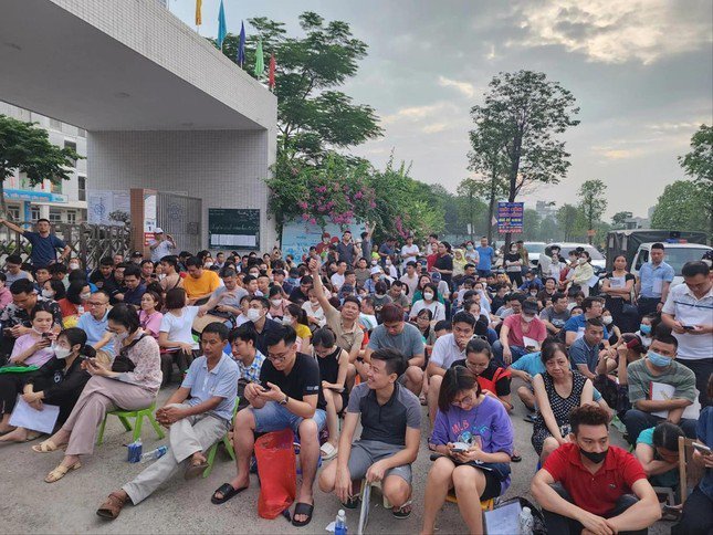 Năm nay, Sở GD&ĐT Hà Nội yêu cầu tất cả các trường tuyển sinh trực tuyến, chấm dứt cảnh phụ huynh xếp hàng mua hồ sơ từ đêm hôm trước như năm ngoái.