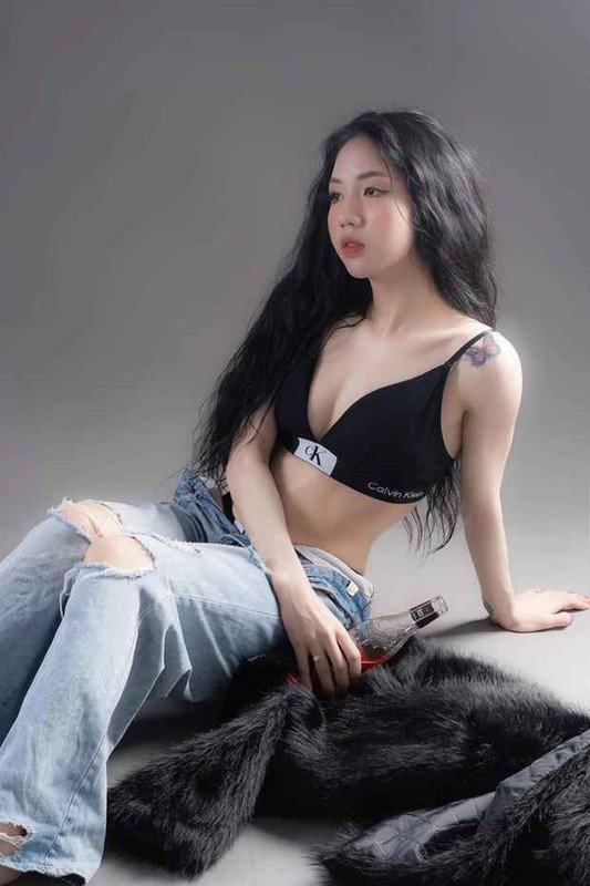 Nữ cầu thủ tuyển Việt Nam đánh dấu năm 2024 bằng bộ ảnh bikini - 4