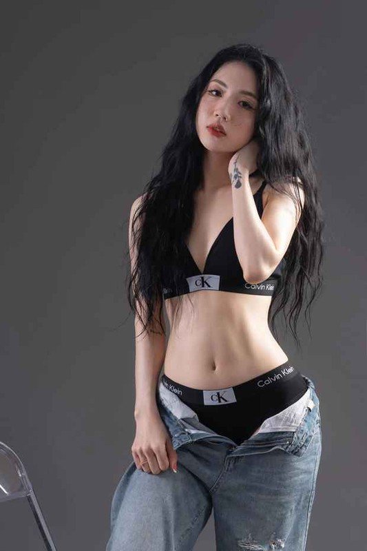 Nữ cầu thủ tuyển Việt Nam đánh dấu năm 2024 bằng bộ ảnh bikini - 1