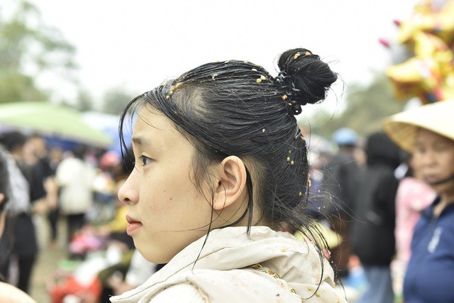 Một cô gái trẻ bị ném cà chua tơi tả, nhiều hạt cà chua vẫn còn dính trên tóc, áo