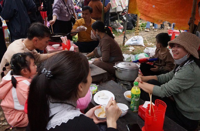 Ngoài xem "ném nhau" bằng cà chua, người dân đến chợ còn được thưởng thức nhiều món ăn dân dã của người dân địa phương