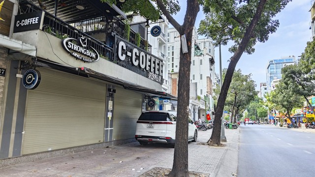 Một quán cà phê trên đường Nguyễn Đình Chiểu (quận 3) còn đóng cửa, lịch bán lại từ mùng 10 tháng Giêng - Ảnh: NGỌC ÁNH