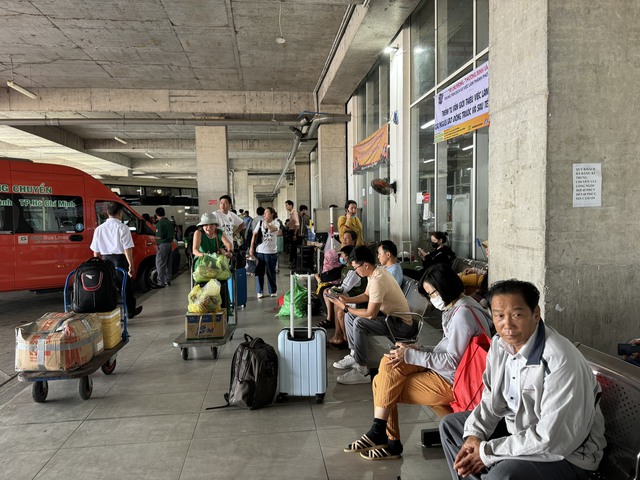 Mọi người chờ xe trung chuyển đưa về nhà