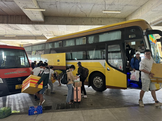 Hành khách sau hành trình dài đã vào Bến xe Miền Đông mới trưa 15-2