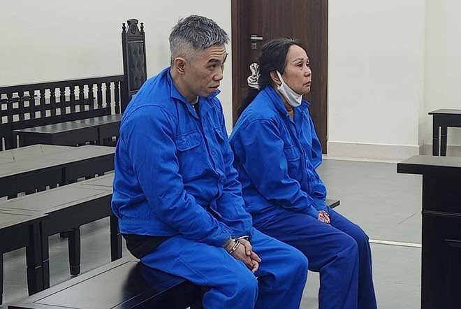 Cặp đôi lưu hành tiền giả bị đưa ra xét xử tại phiên tòa.