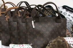 Tự may túi hiệu để bán, người phụ nữ kiếm lời cả trăm triệu