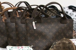 Bạn trẻ - Cuộc sống - Tự may túi hiệu để bán, người phụ nữ kiếm lời cả trăm triệu