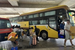 Tin tức trong ngày - Hình ảnh 2 bến xe lớn đón khách đổ về TP HCM ngày 15-2