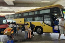 Tin tức trong ngày - Hình ảnh 2 bến xe lớn đón khách đổ về TP HCM ngày 15-2