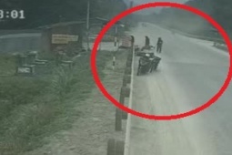 Tin tức trong ngày - Clip: Chạy như "chốn không người”, 2 xe máy tông nhau cực mạnh, 3 người gặp nạn