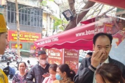 Kinh doanh - Người Hà Nội nườm nượp xếp hàng mua vàng, nhiều nơi quá tải