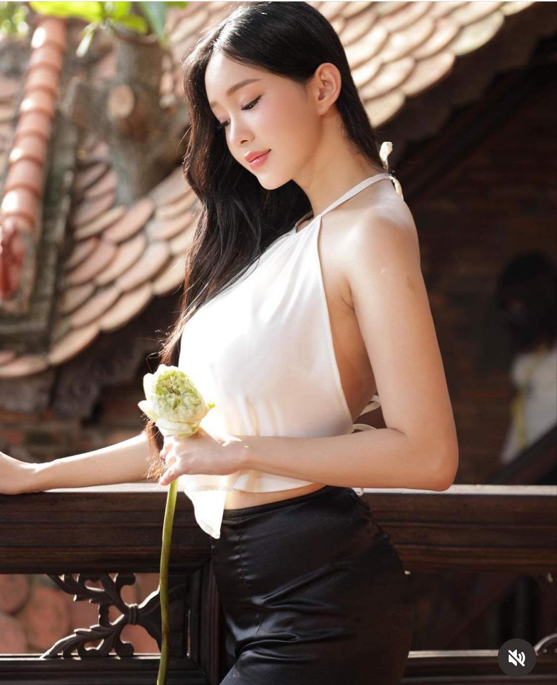 "Thần tiên tỷ tỷ bản Việt" khoe thềm lưng ong nõn nà, mặc áo yếm quyến rũ đầu xuân - 3