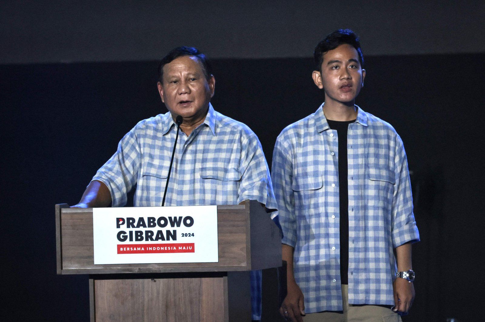 Ứng viên tổng thống&nbsp;Prabowo Subianto&nbsp;đứng cùng ứng viên phó tổng thống khi tuyên bố giành chiến thắng trong cuộc bầu cử.