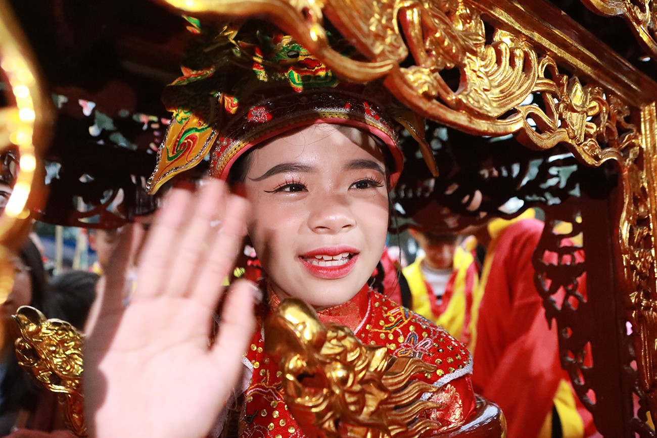 Năm nay, bé Nghiêm Thị Bích Ngọc, 12 tuổi (thôn Yên Tàng) được chọn làm “tướng bà”. 