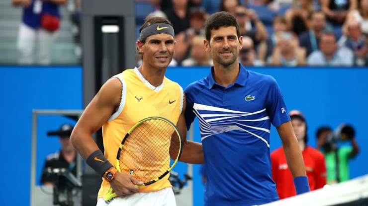 Nadal (áo vàng) ca ngợi Djokovic (áo xanh) vĩ đại nhất lịch sử quần vợt