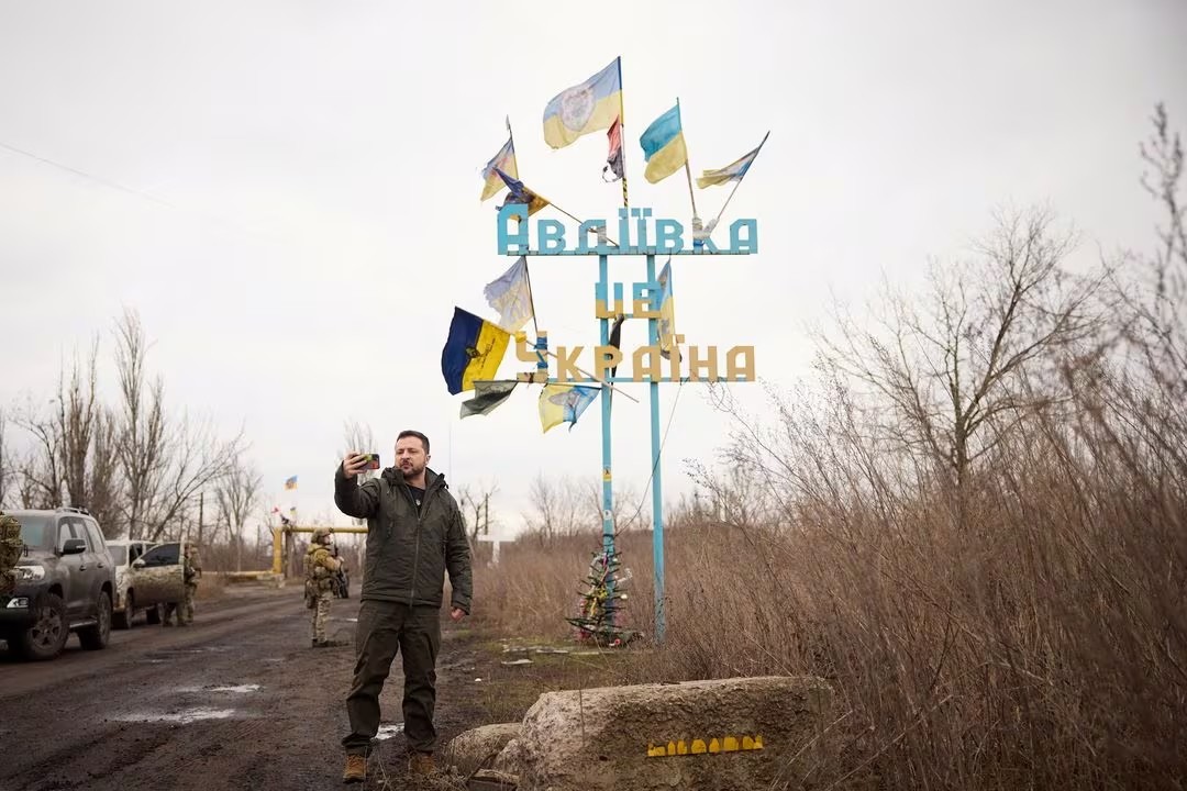 Tổng thống Ukraine Zelensky đến thăm tiền tuyến Avdiivka vào tháng 12 năm ngoái (ảnh: Reuters)
