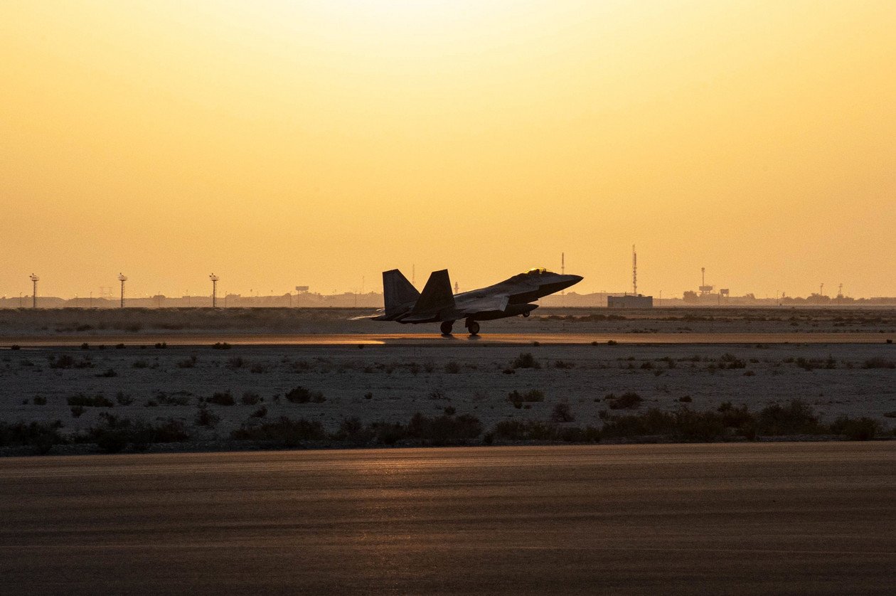 Tiêm kích F-22 của Mỹ cất cánh từ căn cứ ở UAE vào năm 2022.