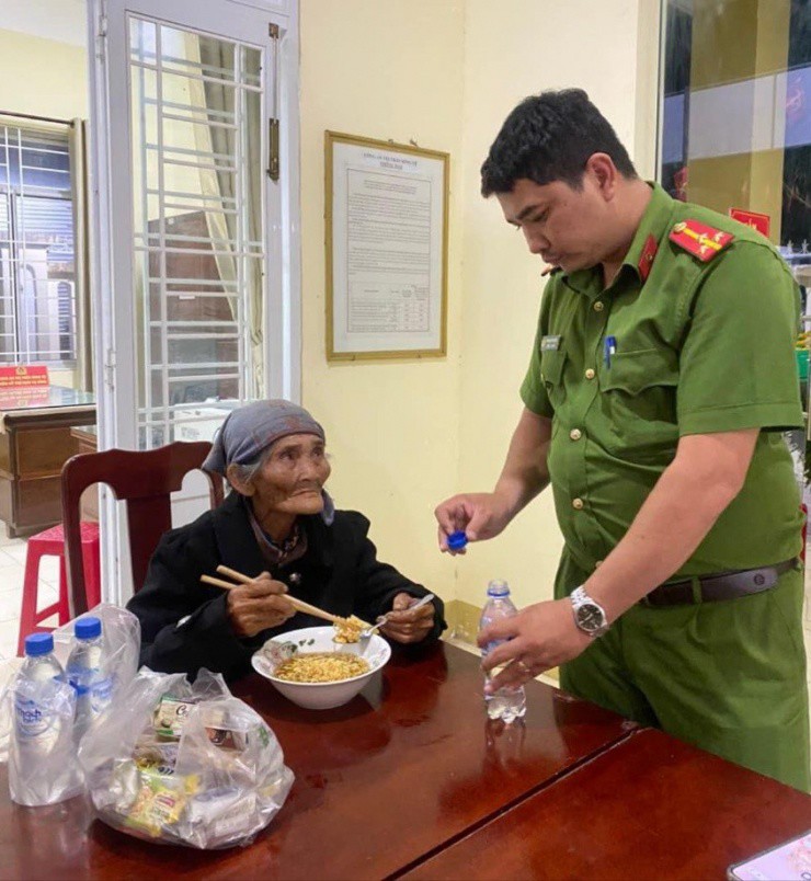 Công an đưa cụ bà về trụ sở nghỉ ngơi, ăn uống trước khi đón xe đưa về với gia đình. Ảnh: CA