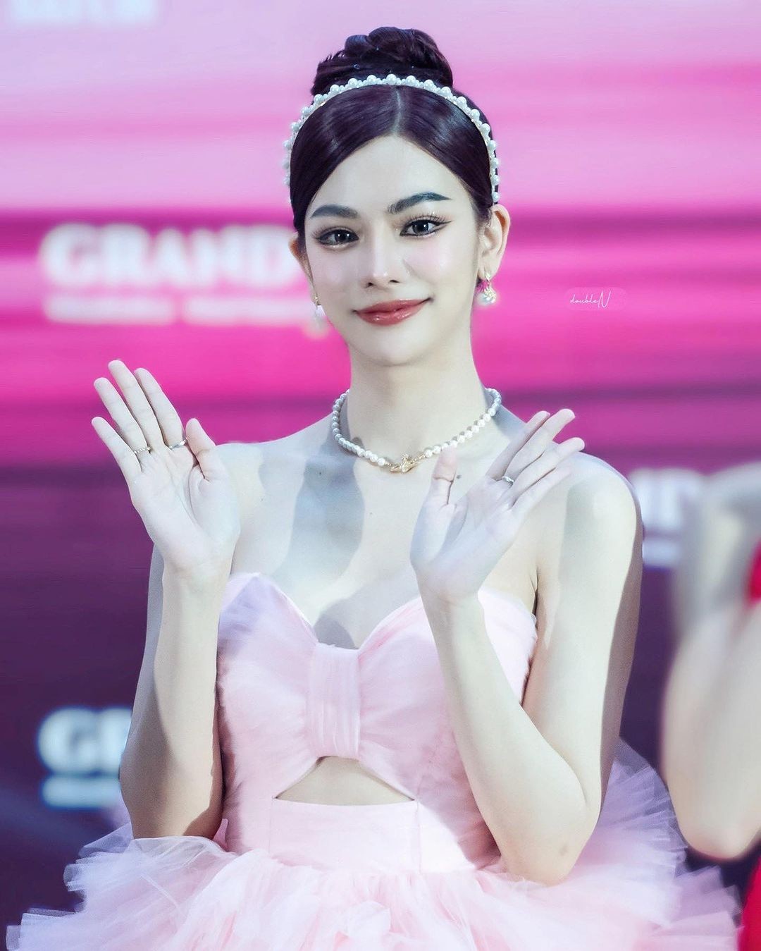 Trước khi thi cuộc thi âm nhạc ở Trung Quốc, cô từng đăng quang ngôi vị Á hậu 5 Hoa hậu Hòa bình Thái Lan.