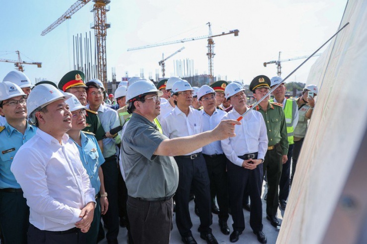 Thủ tướng làm việc và kiểm tra dự án nhà Ga hành khách T3 Tân Sơn Nhất, TP.HCM. Ảnh: VGP