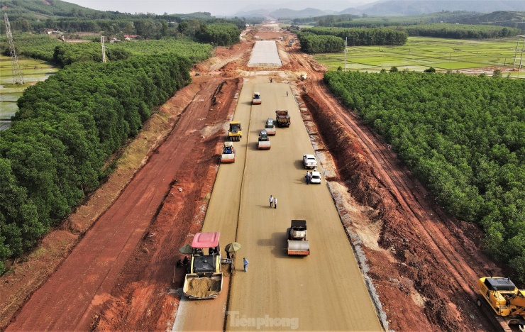 Cao tốc Bắc - Nam phía Đông đoạn qua tỉnh Hà Tĩnh có 4 dự án thành phần, gồm: Diễn Châu - Bãi Vọt (giai đoạn 2017 - 2020), Bãi Vọt - Hàm Nghi, Hàm Nghi - Vũng Áng và Vũng Áng - Bùng (giai đoạn 2021 - 2025) với tổng chiều dài 107,22km. Trong hình dự án thành phần đoạn Hàm Nghi – Vũng Áng (huyện Cẩm Xuyên).