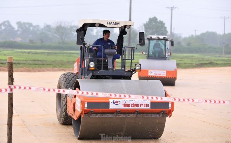 Nhộn nhịp công trường cao tốc Bắc - Nam đoạn qua Hà Tĩnh ngày đầu năm - 9