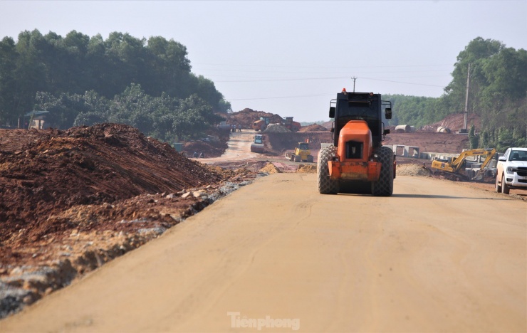 Nhộn nhịp công trường cao tốc Bắc - Nam đoạn qua Hà Tĩnh ngày đầu năm - 6