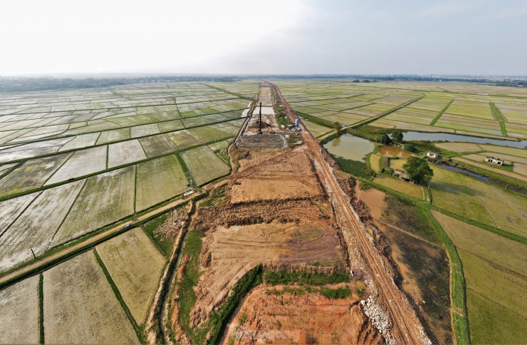 Các mũi thi công trên tuyến cao tốc qua huyện Cẩm Xuyên, Kỳ Anh đang được nhà thầu tích cực làm việc, đảm bảo tiến độ đề ra.