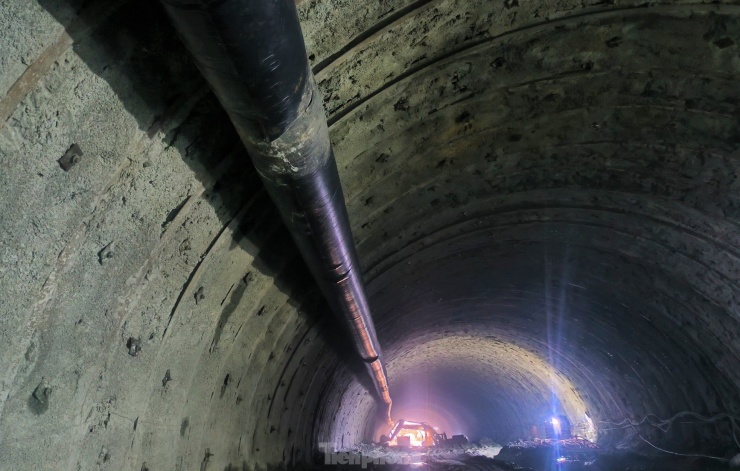Hệ thống thông gió chạy xuyên suốt đường hầm để đảm bảo điều kiện làm việc cho cán bộ, công nhân đang làm việc phía sâu trong hầm.