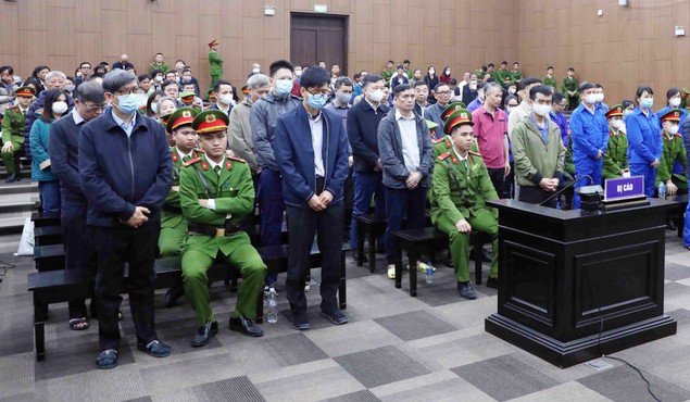 Nhóm bị cáo vụ án Việt Á trong phiên tòa sơ thẩm.