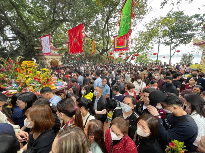 Hàng nghìn người chen chân đi lễ Phủ Tây Hồ trong ngày đầu tiên đi làm sau Tết, mùng 6 âm lịch. Ảnh: Hải Hiền
