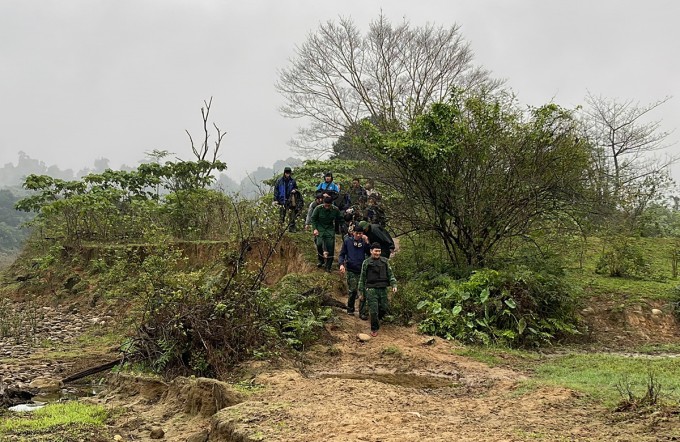 Trinh sát tổ chức lực lượng truy tìm Sơn ở rừng Vũ Quang hồi tháng một. Ảnh: Đức Quang