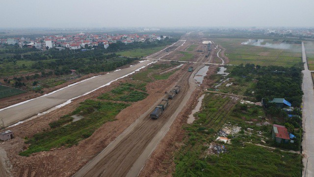 Dự án đường Vành đai 4 có quy mô 112,8 km và sơ bộ tổng mức đầu tư 85.813 tỉ đồng, tổng khối lượng giải phóng mặt bằng khoảng 1.386 ha, trên tuyến xây dựng 3 cầu lớn vượt sông Hồng, sông Đuống và 8 nút giao khác mức. Vành đai 4 chạy qua 3 tỉnh, thành phố: Hà Nội, Hưng Yên, Bắc Ninh. Quốc hội giao việc chuẩn bị đầu tư, thực hiện dự án từ năm 2022, cơ bản hoàn thành năm 2026 và đưa vào khai thác từ năm 2027