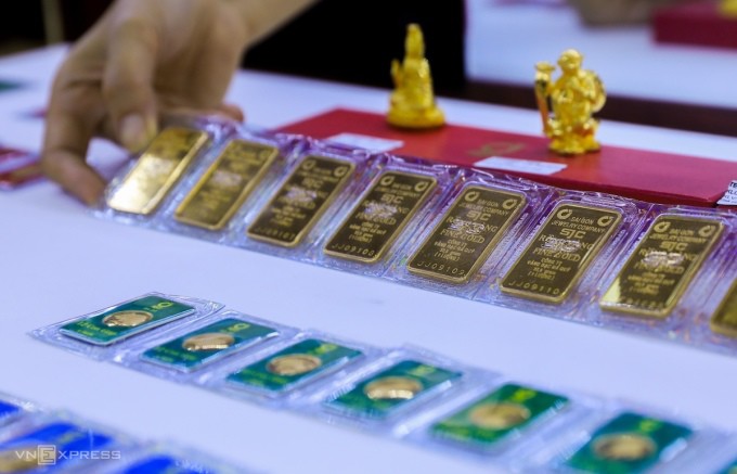 Người dân mua vàng miếng tại một tiệm vàng ở quận Bình Thạnh, TP HCM. Ảnh: Quỳnh Trần
